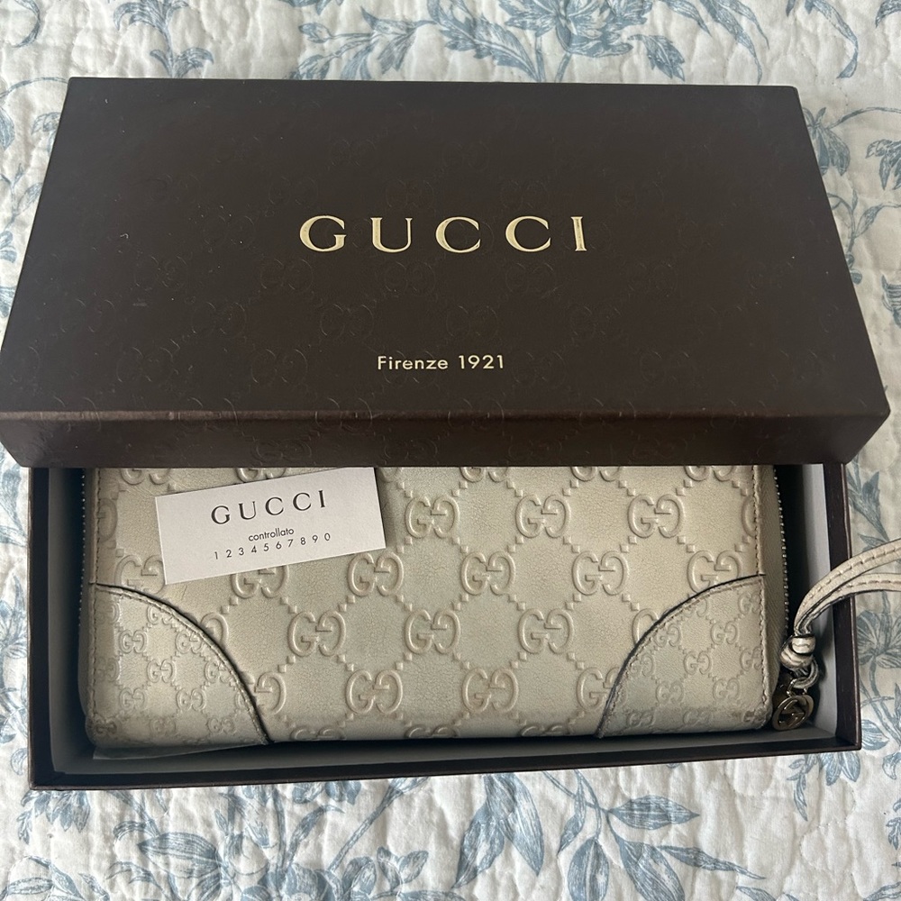 Long Gucci Wallet! In amazing condition with box